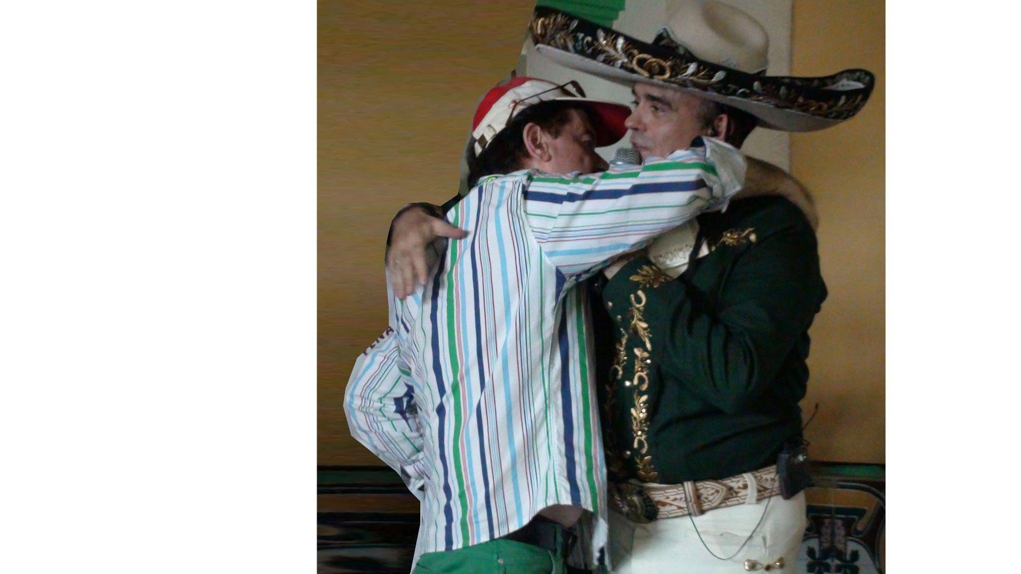 Juancho Ruiz El Charro abrazando a Teo