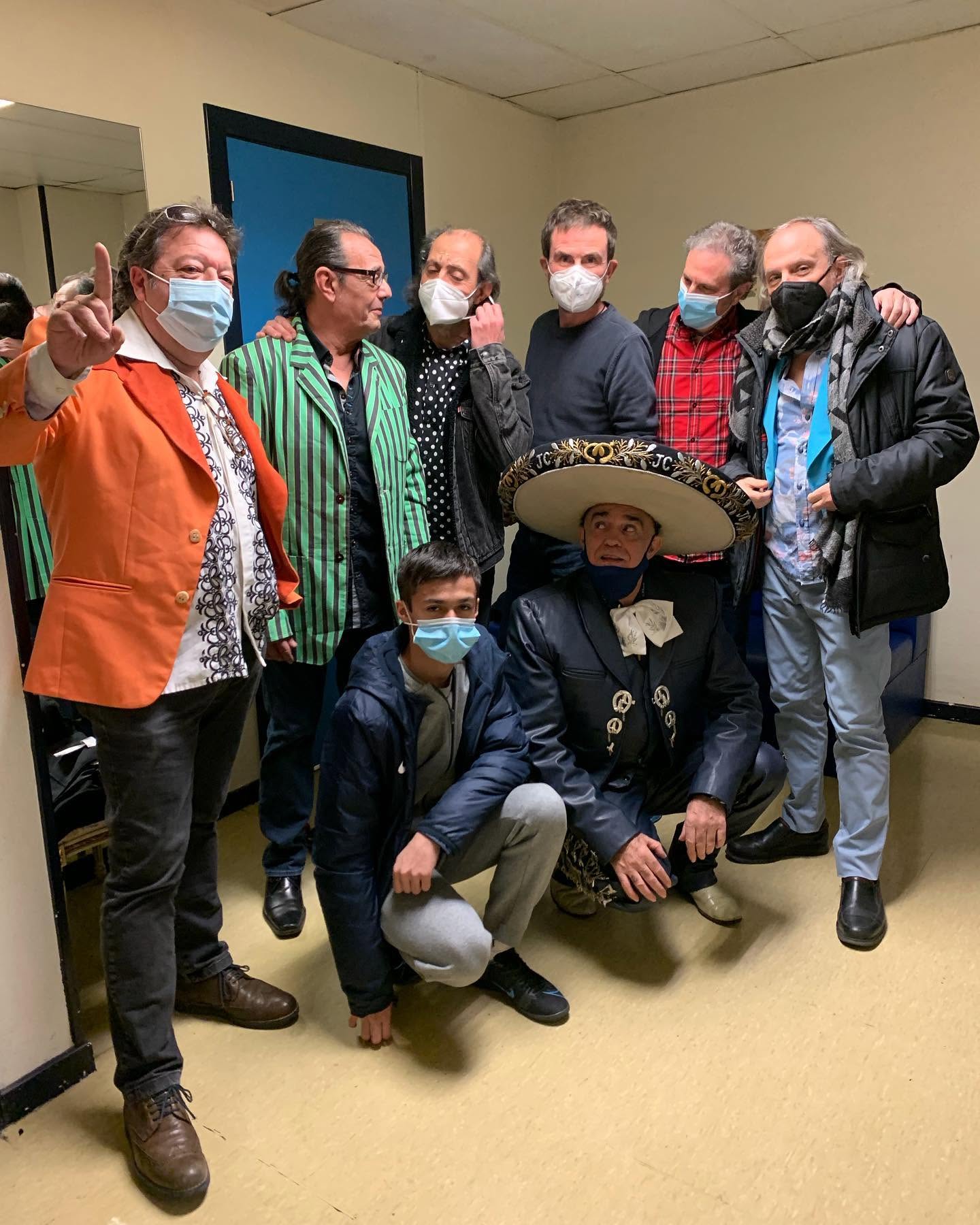 Juancho Ruiz El Charro junto a Los Manolos antes de una actuación en la Televisión de Galicia