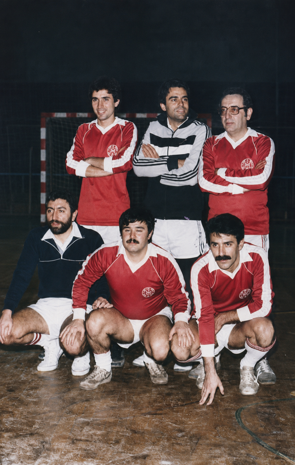 Equipo de la prensa de futbito de Logroño antes de disputar un partido navideño contra los concejales de Logroño, años 80