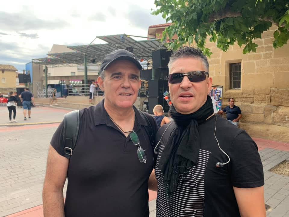 Serafín Zubiri durante una actuación en Cihuri, La Rioja, acompañado por la Orquesta En Esenzia