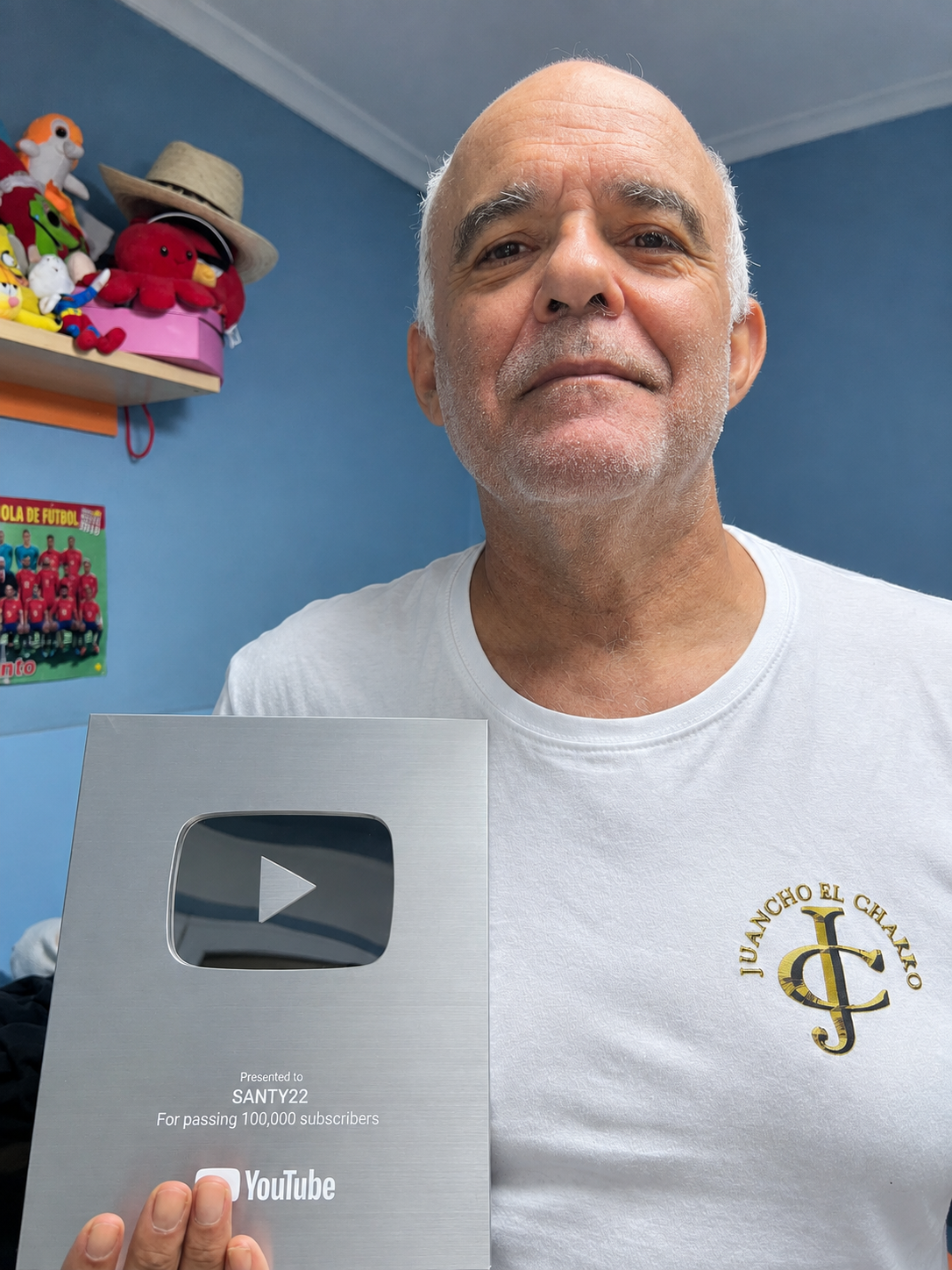 Juancho Ruiz junto al diploma de reconocimiento de Santy Ruiz