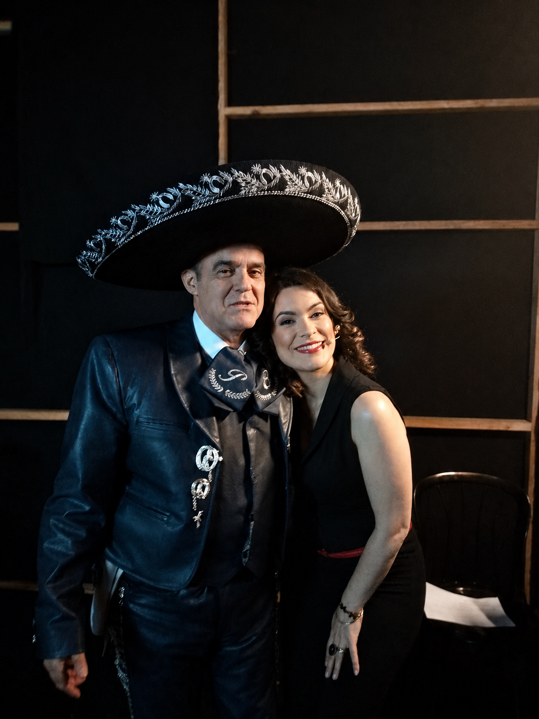 Juancho Ruiz El Charro con Cristina Pato entre bastidores de la Televisión de Galicia