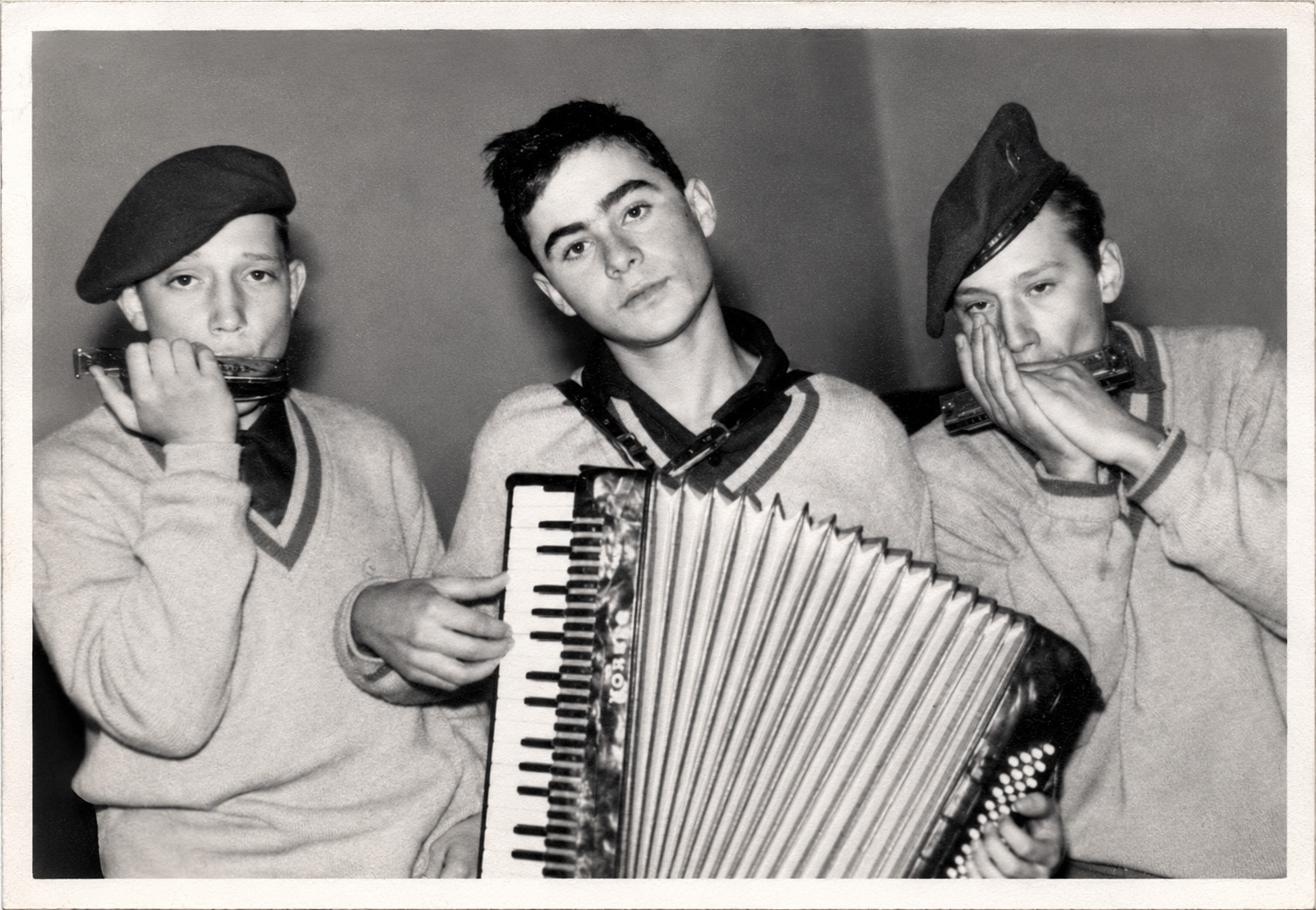 Ernesto Tecglen de joven tocando el acordeón