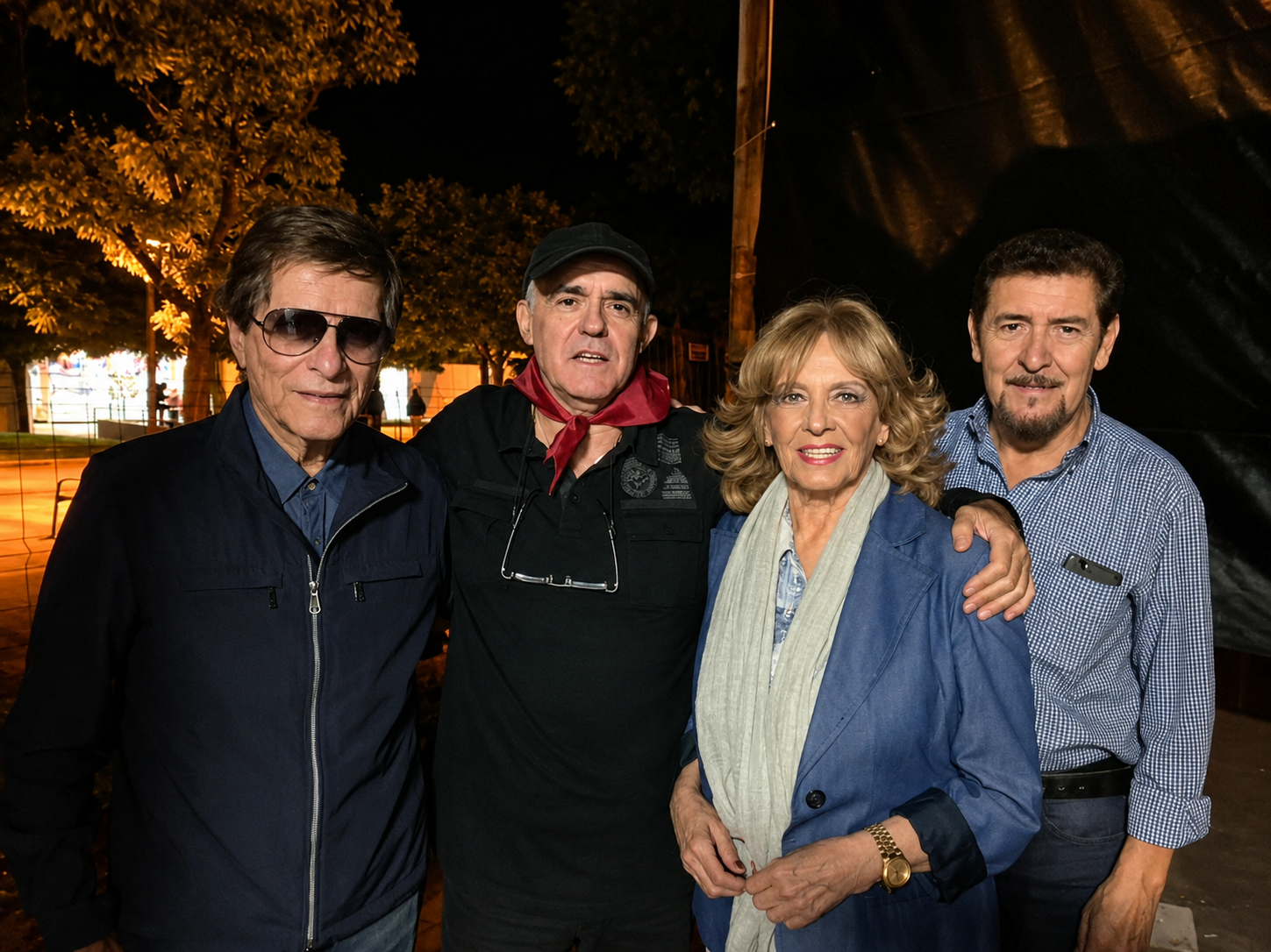 Juancho Ruiz El Charro junto a Los Tres Sudamericanos durante una producción artística